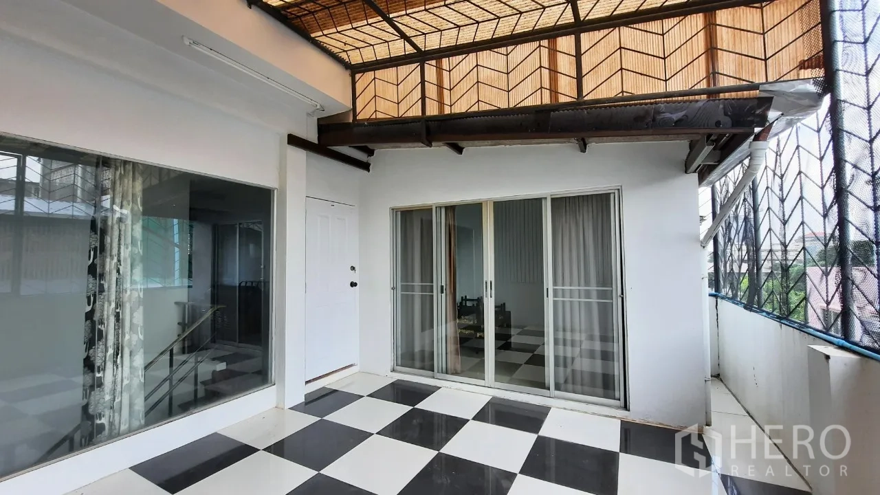 Townhouse for sale in Suan Luang, Bangkok - Covered rooftop terrace with checkerboard tiles and sliding doors