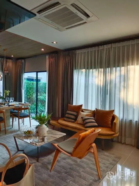 บ้าน ให้เช่าในBang Phli, Samut Prakan - พื้นที่นั่งเล่นเชื่อมสวน กระจกบานใหญ่ ผ้าม่าน และโซฟา
