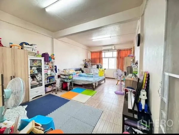 อาคารพาณิชย์ ขายในWatthana, Bangkok - ห้องนอน/ห้องอเนกประสงค์กว้าง มีหน้าต่าง เครื่องปรับอากาศ และพื้นกระเบื้อง
