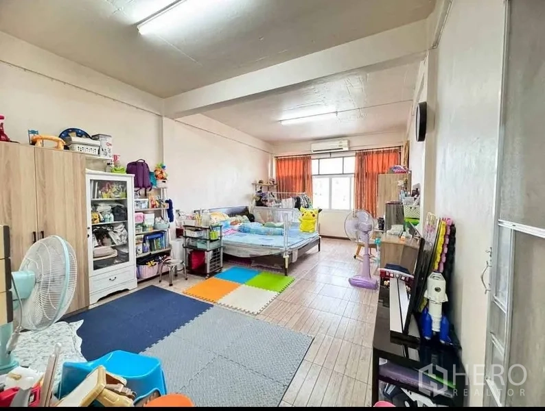 อาคารพาณิชย์ ขายในWatthana, Bangkok - ห้องนอน/ห้องอเนกประสงค์กว้าง มีหน้าต่าง เครื่องปรับอากาศ และพื้นกระเบื้อง