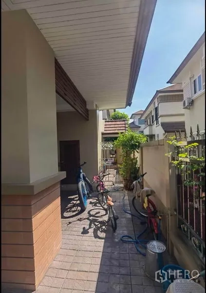 独立式住宅 出售在Bang Yai, Nonthaburi - 房屋侧边通道，放置自行车与杂物区