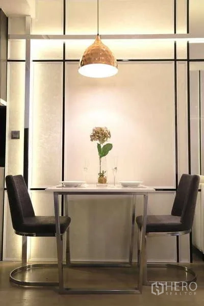 公寓 出租在Watthana, Bangkok - 双人用餐角，金色吊灯与极简摆设
