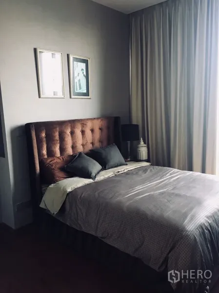 公寓 出租在Watthana, Bangkok - 主卧配绒面纽扣床头、柔软床品与遮光窗帘。