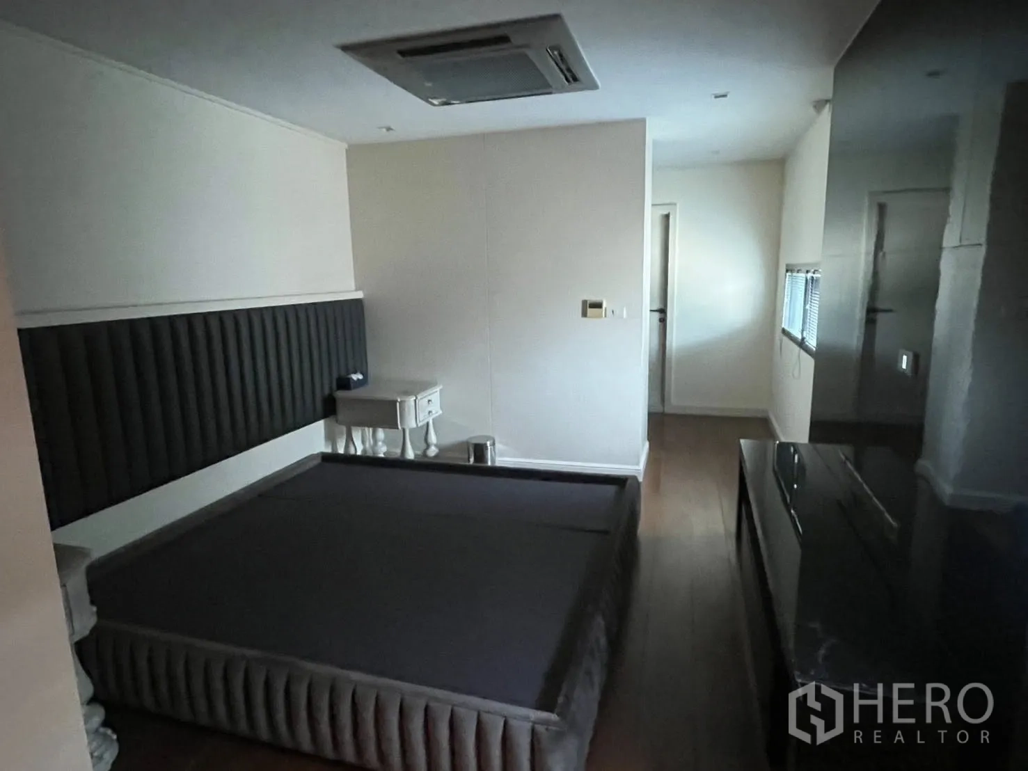 家庭办公室 for rent in Watthana, Bangkok - 卧室配内置床头、床架与木地板。