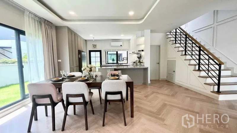 บ้าน ให้เช่าในBang Phli, Samut Prakan - ชั้นล่างแบบโอเพนแพลน มีส่วนทานอาหาร ครัว บันได และหน้าต่างรับสวน