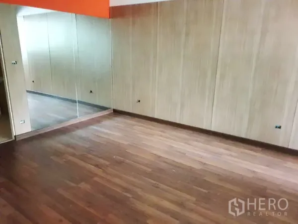 Retail Space for rent in Watthana, Bangkok - Upper level space with wood flooring, wall-to-wall mirror panels and wood-laminate walls.