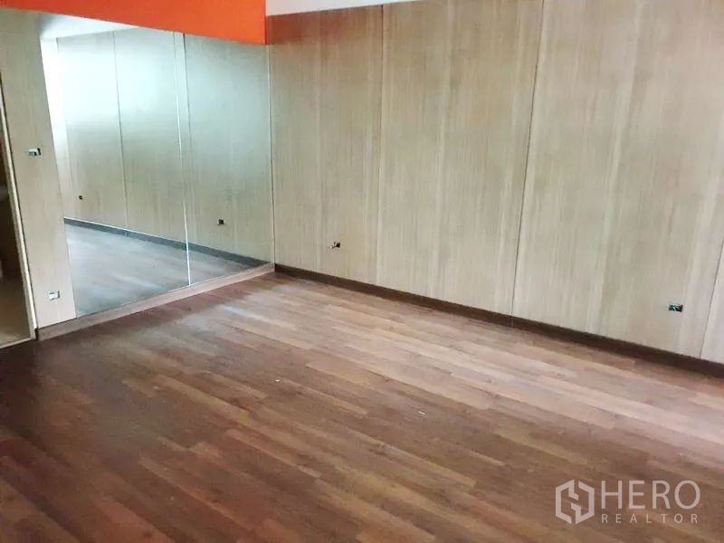 Retail Space for rent in Watthana, Bangkok - Upper level space with wood flooring, wall-to-wall mirror panels and wood-laminate walls.