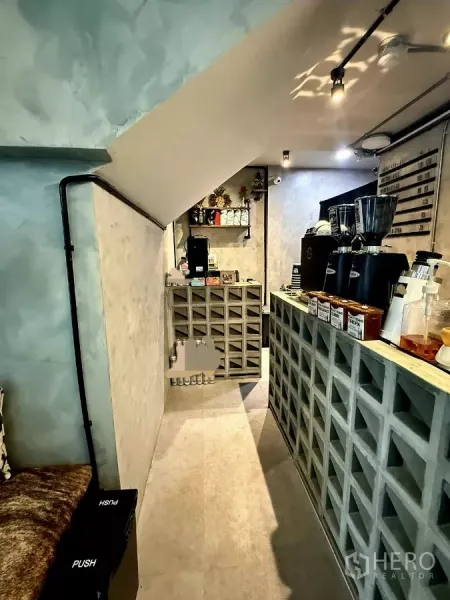 Retail Space for rent in Khlong Toei, Bangkok - Narrow service lane behind the counter with coffee machines, menu board and concrete-block counters.
