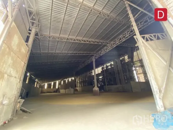 Factory for rent in Chachoengsao - Open production area under a wide-span metal roof with ventilation and side service bays.