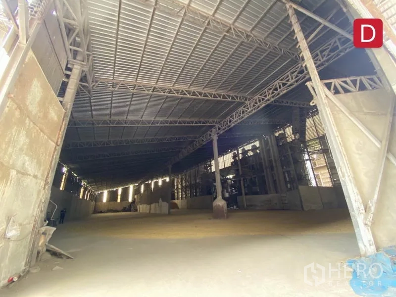 Factory for rent in Chachoengsao - Open production area under a wide-span metal roof with ventilation and side service bays.
