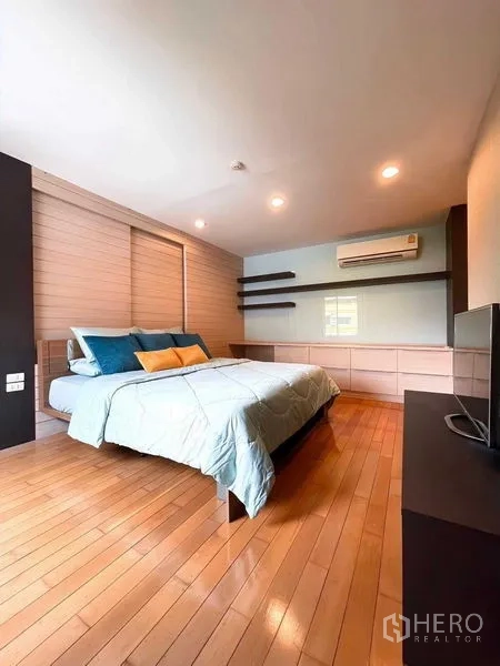Condominium for rent - Spacious master bedroom with wood flooring, recessed lights, wall shelves and air conditioning.