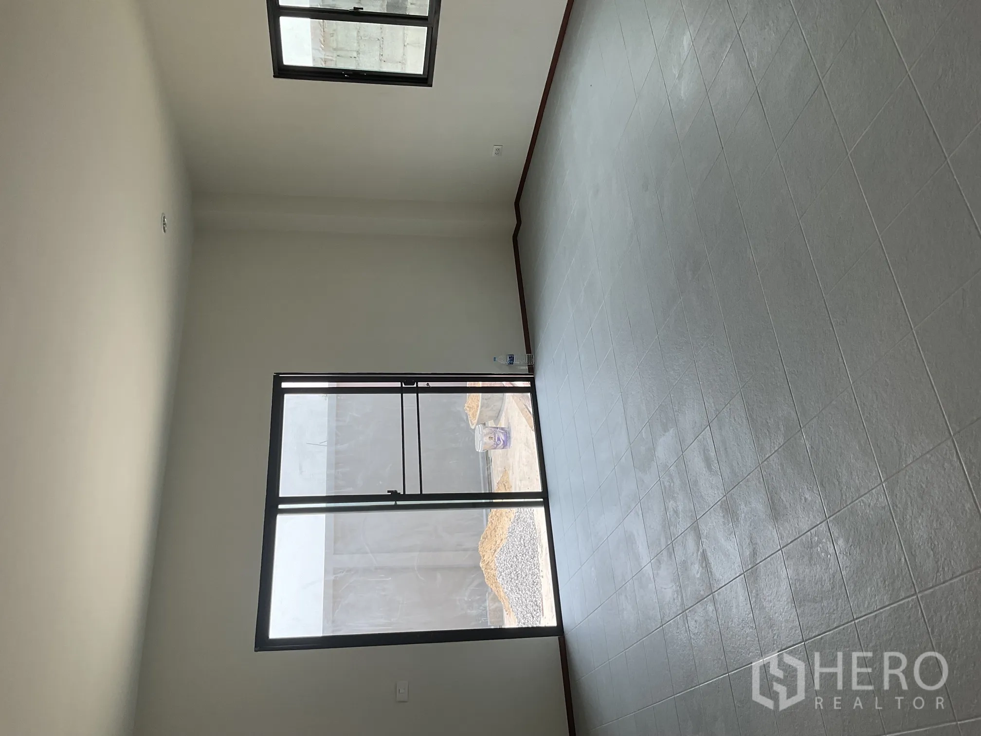 Warehouse for rent in Lat Lum Kaeo, Pathum Thani - Ground-floor office with sliding glass door and window facing the yard.