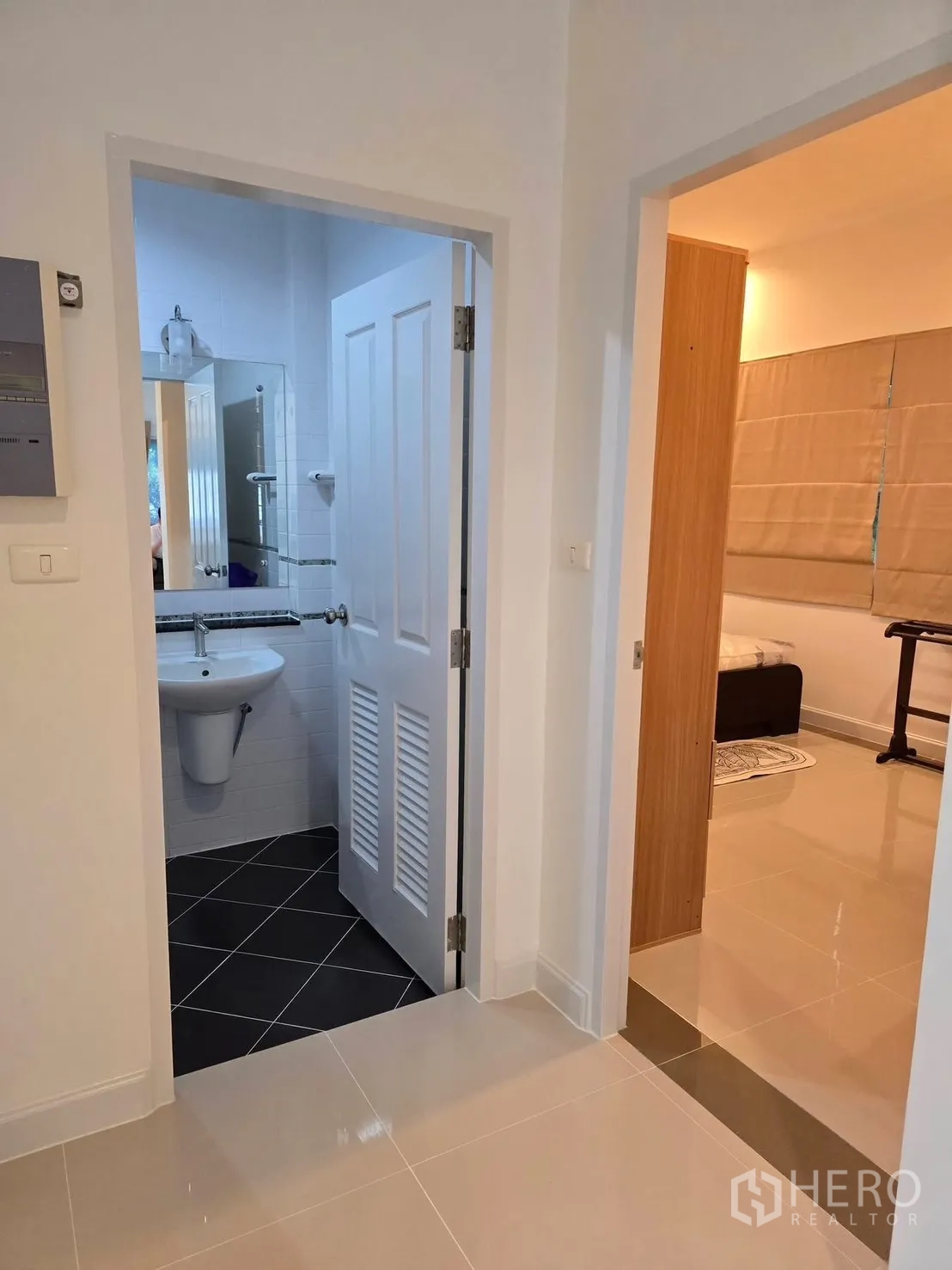 บ้านเดี่ยว for rent in Bang Phli, Samut Prakan - โถงทางเดินเชื่อมสู่ห้องน้ำและห้องนอน พื้นกระเบื้องเงา