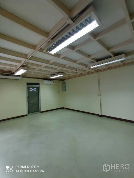货栈 出租在Suan Luang, Bangkok - 小型空调房，带卷帘门与日光灯