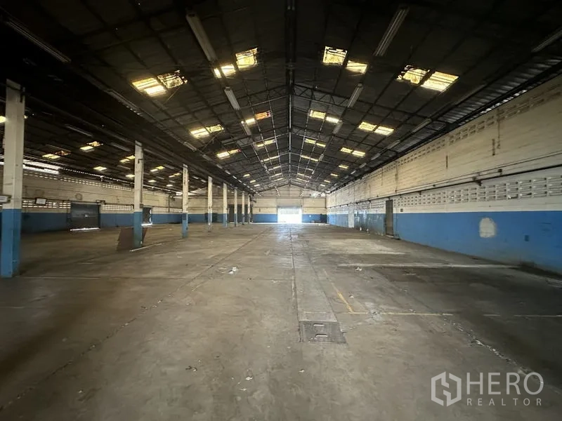 工厂 出售在Khlong Luang, Pathum Thani - 超大开间仓库内部，高钢架屋顶与采光窗。