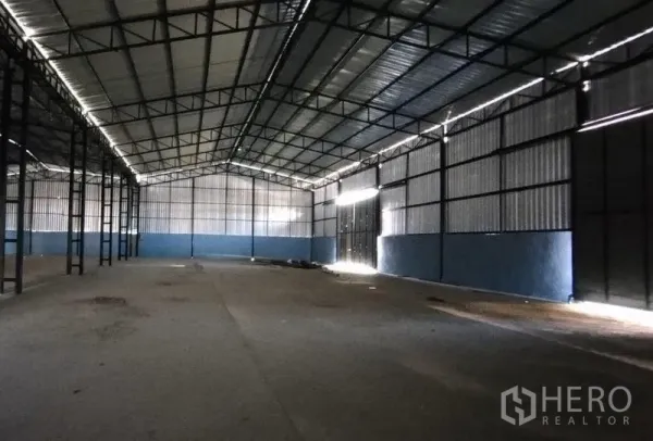Warehouse for rent in Si Racha, Chon Buri - Open-span storage area with metal cladding, side lighting, and large loading doors.