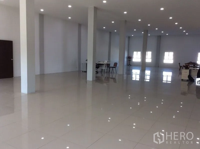โรงงาน ขายในBang Sao Thong, Samut Prakan - พื้นที่สำนักงานขนาดใหญ่มีเสาหลายต้นและชุดโต๊ะทำงาน พร้อมไฟฝังฝ้า.