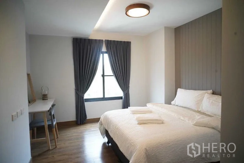 คอนโด ให้เช่าในWatthana, Bangkok - ห้องนอนสว่างพร้อมเตียงคิง โต๊ะทำงาน และผ้าม่านสีเทา