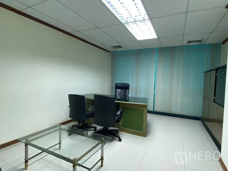 สำนักงาน ให้เช่าในHuai Khwang, Bangkok - ห้องผู้บริหารพร้อมโต๊ะ เก้าอี้รับแขก โต๊ะกระจก และตู้เก็บของ