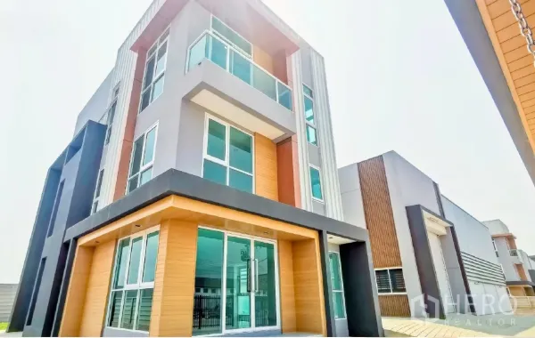 货栈 出售在Lam Luk Ka, Pathum Thani - 工业园区内三层现代化办公楼外立面，大窗与玻璃阳台。