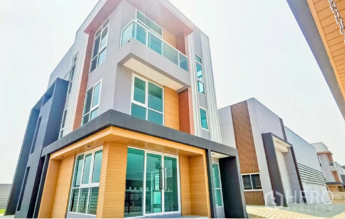 货栈 出售在Lam Luk Ka, Pathum Thani - 工业园区内三层现代化办公楼外立面，大窗与玻璃阳台。
