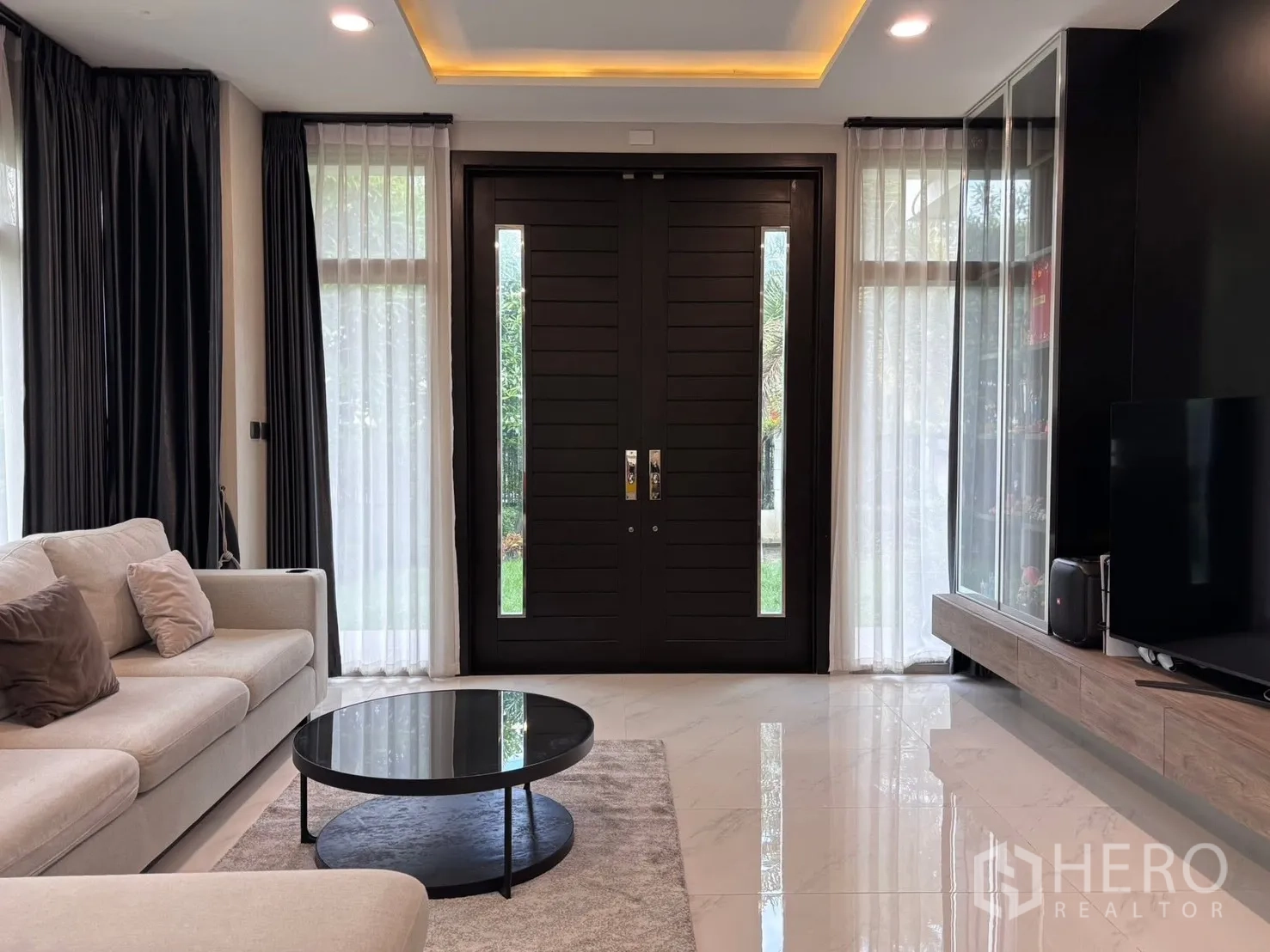 บ้านเดี่ยว for rent in Bang Phli, Samut Prakan - ห้องนั่งเล่นมีตู้ทีวีติดผนังและตู้โชว์กระจกขนาดใหญ่
