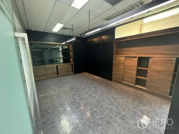 สำนักงาน ให้เช่า - ห้องทำงานส่วนตัว ผนังโทนเข้ม ตู้บิวท์อินไม้ พร้อมไฟแขวนเส้น
