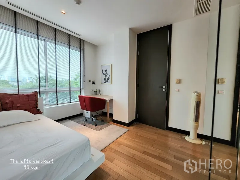 公寓 出租在Yan Nawa, Bangkok - 次卧设学习书桌与落地大窗，木地板，享城市与绿意景观。