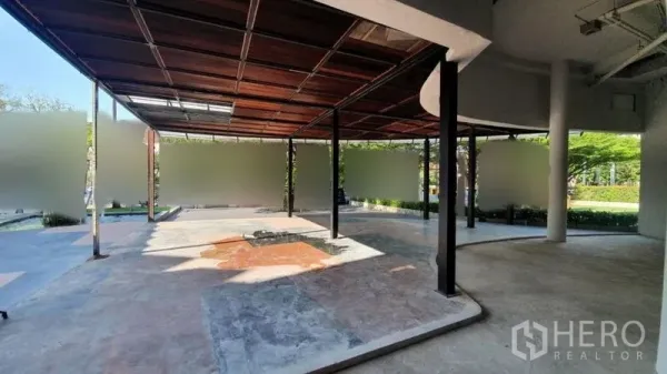 Retail Space for rent in Khlong Toei, Bangkok - Semi-outdoor terrace beneath a roof structure, ideal for alfresco seating or product display.