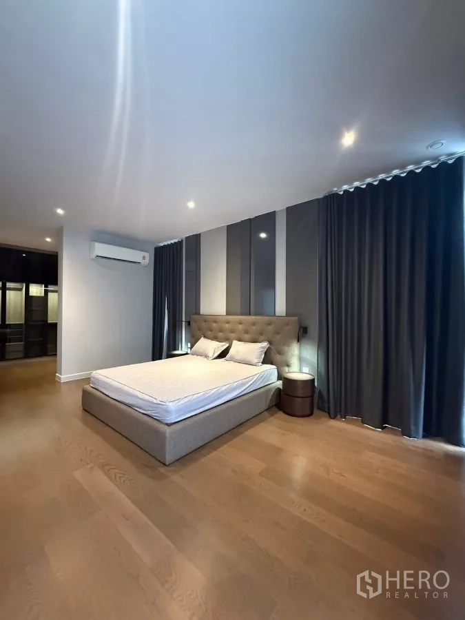 Detached House for rent in Saphan Sung, Bangkok - Bright bedroom with feature wall, ample floor space and walk-in closet access.