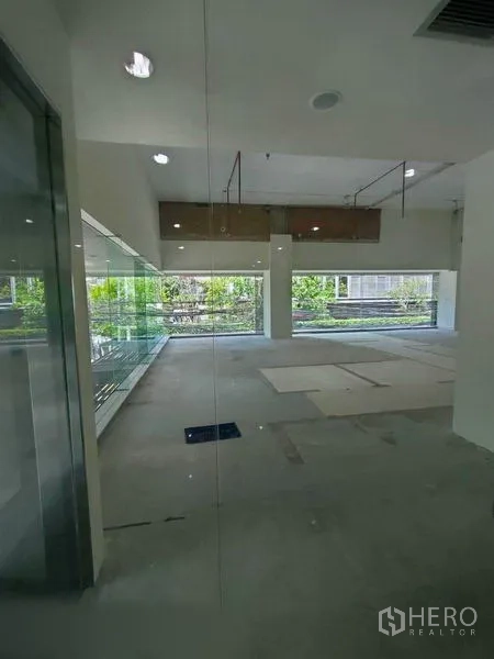 พื้นที่ขายปลีก ให้เช่าในKhlong Toei, Bangkok - พื้นที่ร้านค้าสว่าง โปร่ง หน้าต่างสูงจรดเพดาน เห็นวิวต้นไม้ภายนอก