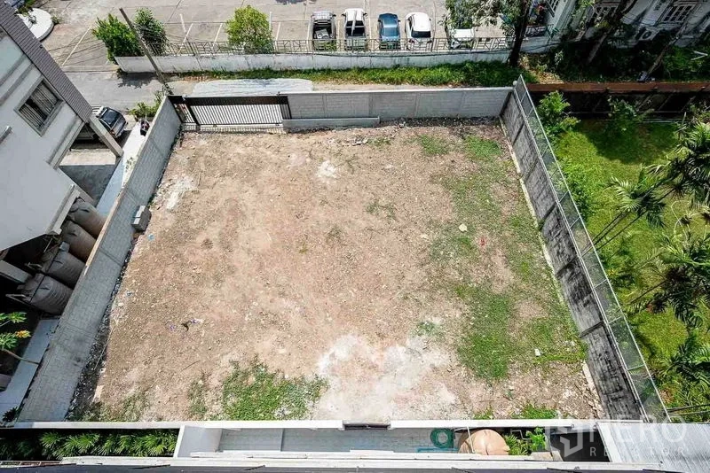 带办公室的家 出租在Suan Luang, Bangkok - 从高处俯瞰带围墙的后院空地，可用作停车或未来扩建。