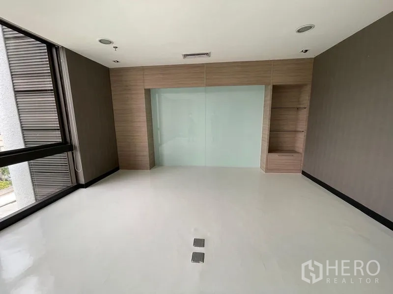 办公空间 出租在Bang Rak, Bangkok - 带推拉玻璃墙的办公室，内置置物架与侧窗