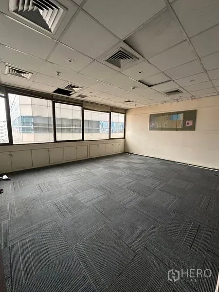 办公空间 出租在Watthana, Bangkok - 铺地毯的空会议室，吊顶与大窗