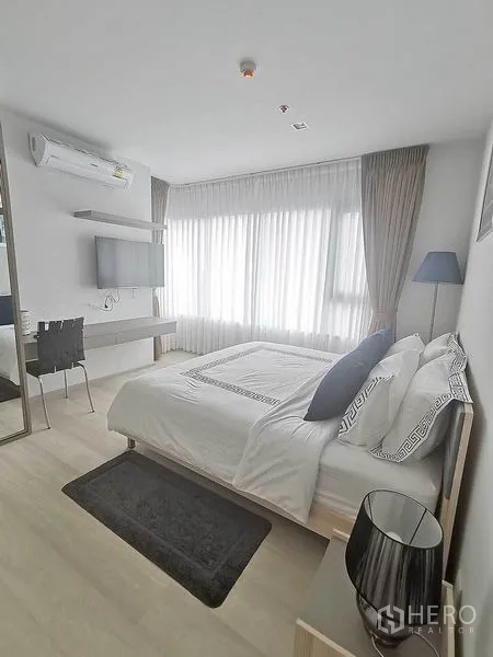 公寓 出租在Pathum Wan, Bangkok - 明亮卧室，双人床、书桌和壁挂电视。