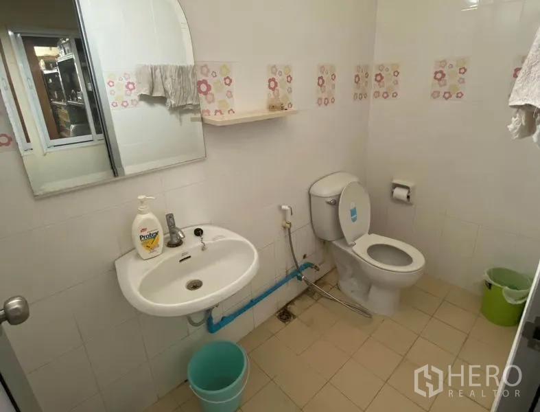 工厂 出售在Khlong Luang, Pathum Thani - 厂内洁净卫生间，配坐厕、洗手盆与镜子。