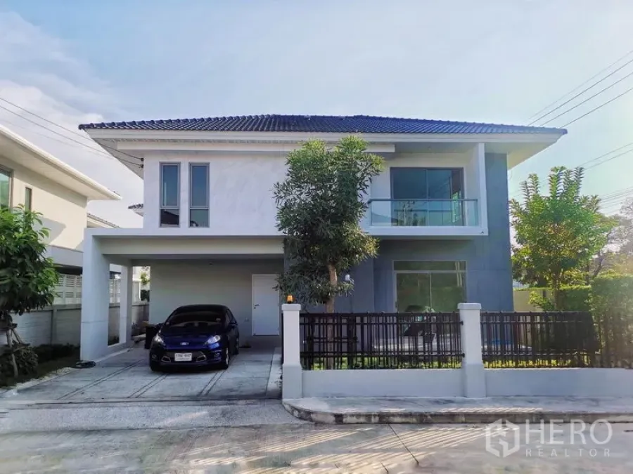 独立式住宅 出售在Nonthaburi - 两层现代独栋住宅，带车棚、玻璃阳台和前院围栏