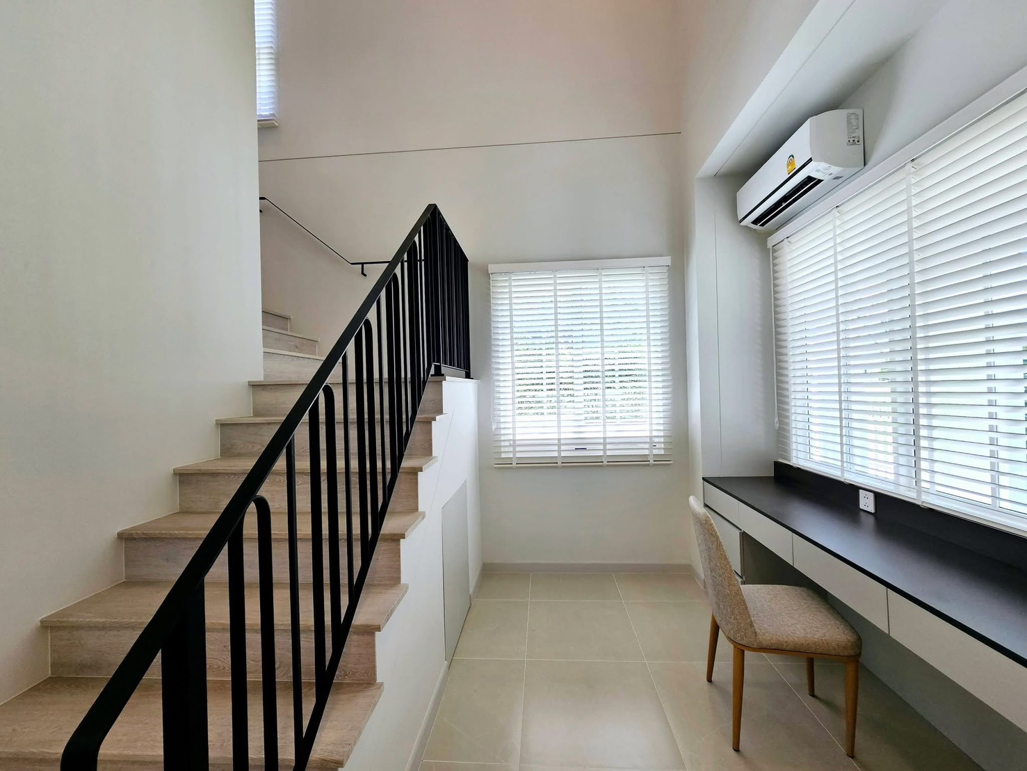 บ้าน ให้เช่าในBang Phli, Samut Prakan - บันไดราวเหล็กสีดำ พร้อมมุมทำงานใต้หน้าต่างบานใหญ่