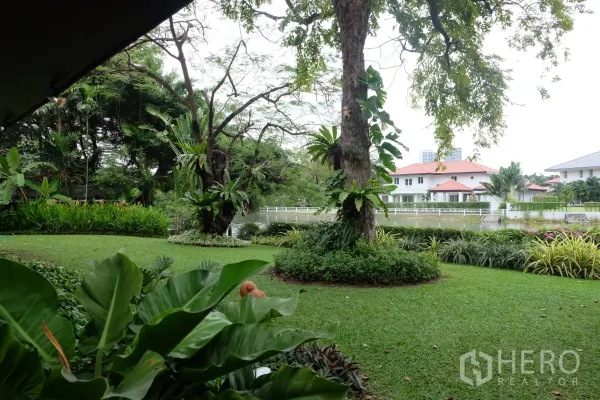 独立式住宅 出租在Bang Phli, Samut Prakan - 郁郁葱葱的湖畔花园，大树与湖景，可眺望对岸别墅。
