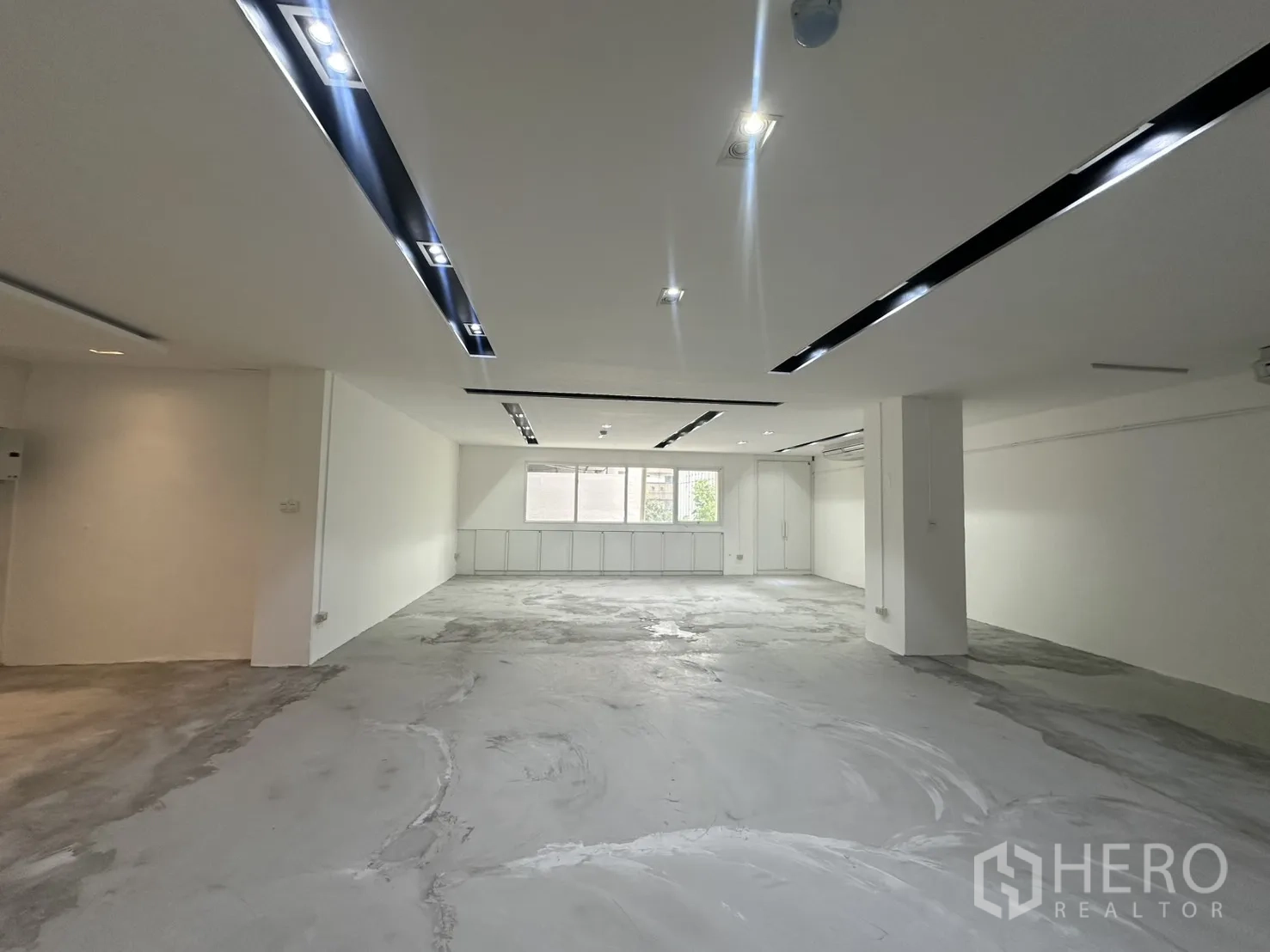 办公室 for rent in Pathum Wan, Bangkok - 开放式办公室，白色墙面，嵌入式灯带，尽头设有大窗。