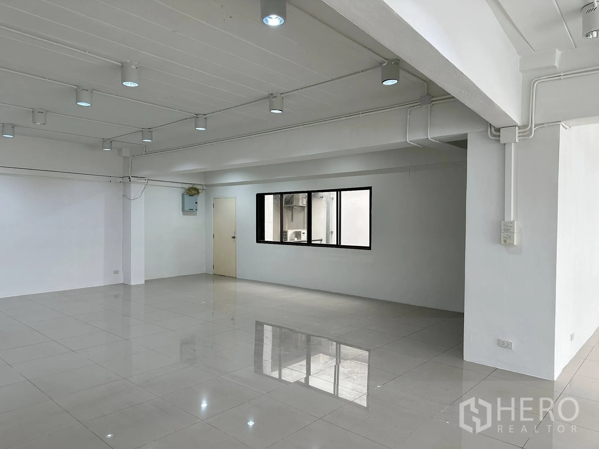 สำนักงาน ให้เช่าในWatthana, Bangkok - มุมมองภายในกว้าง มีหน้าต่าง ประตู และตู้ไฟ ในแปลนเปิดโล่ง