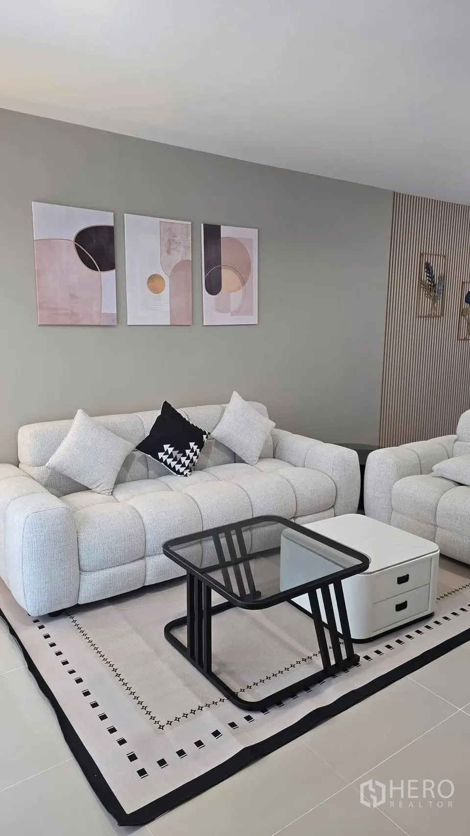 Townhouse for rent in Bang Phli, Samut Prakan - Another angle of the bright living area on glossy tile floors with modern artwork.