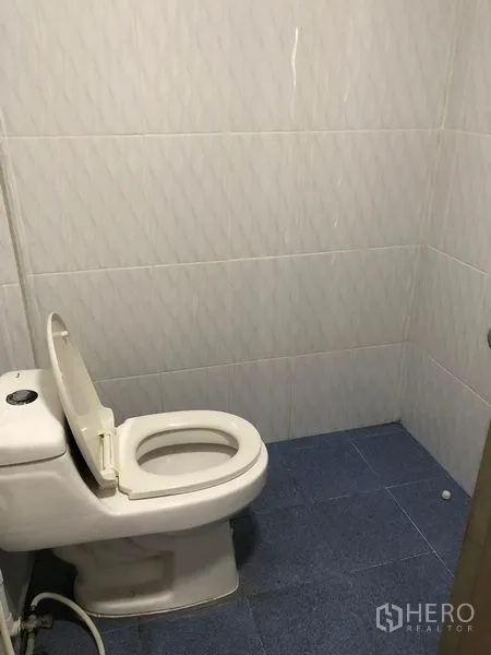 货栈 出租在Pak Kret, Nonthaburi - 仓库内洁净瓷砖卫生间，配坐便器。