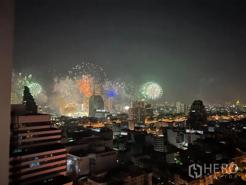 公寓 出租 - 从阳台眺望夜晚曼谷天际线与烟花。