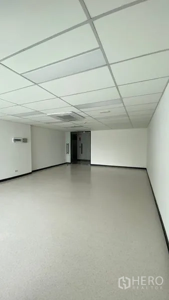 สำนักงาน ให้เช่าในWatthana, Bangkok - ห้องสำนักงานว่าง เพดานทีบาร์ มีช่องแอร์และพื้นโทนสว่าง