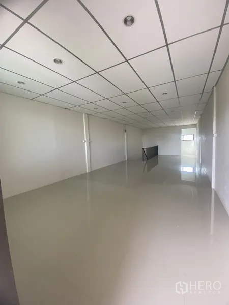 Townhouse for rent in Suan Luang, Bangkok - Expansive upper-level multipurpose room with tiled floor, drop ceiling and natural light.