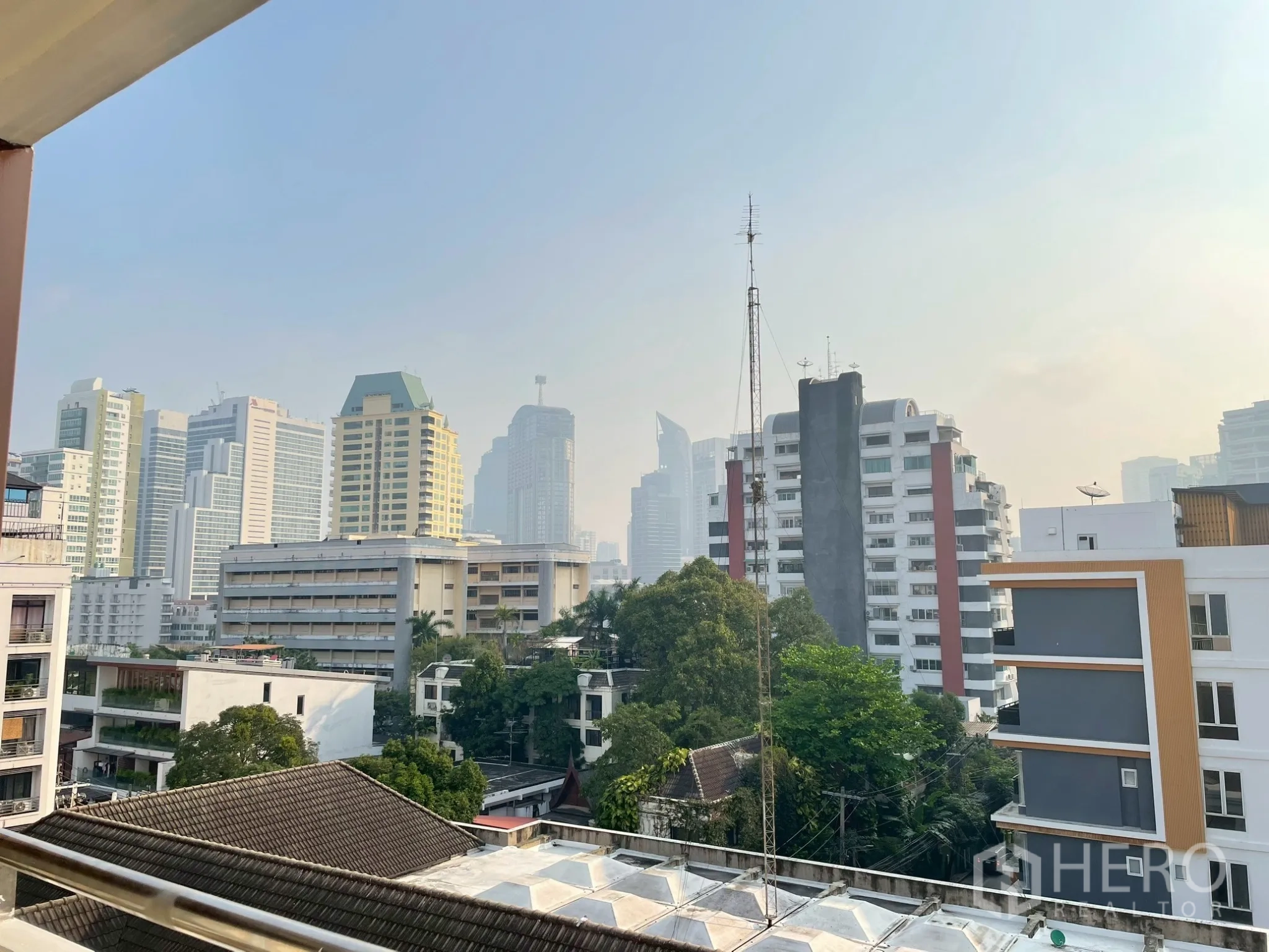 อพาร์ทเมนท์ for rent in Khlong Toei, Bangkok - วิวจากระเบียง เห็นอาคารเตี้ยและสกายไลน์กรุงเทพฯ
