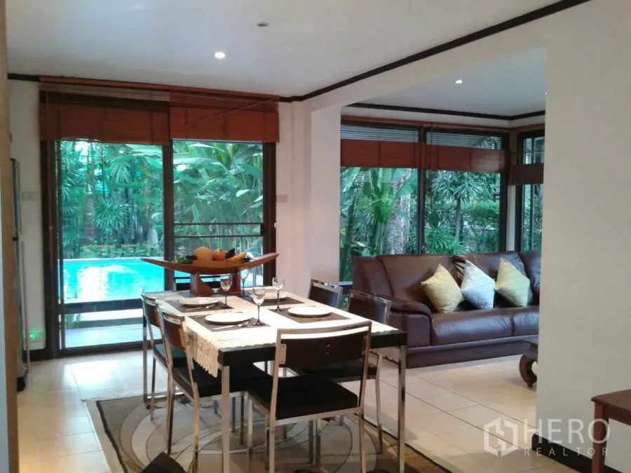 独立式住宅 出租在Suan Luang, Bangkok - 开放式餐区，推拉落地门直通私人泳池与葱郁花园景观。
