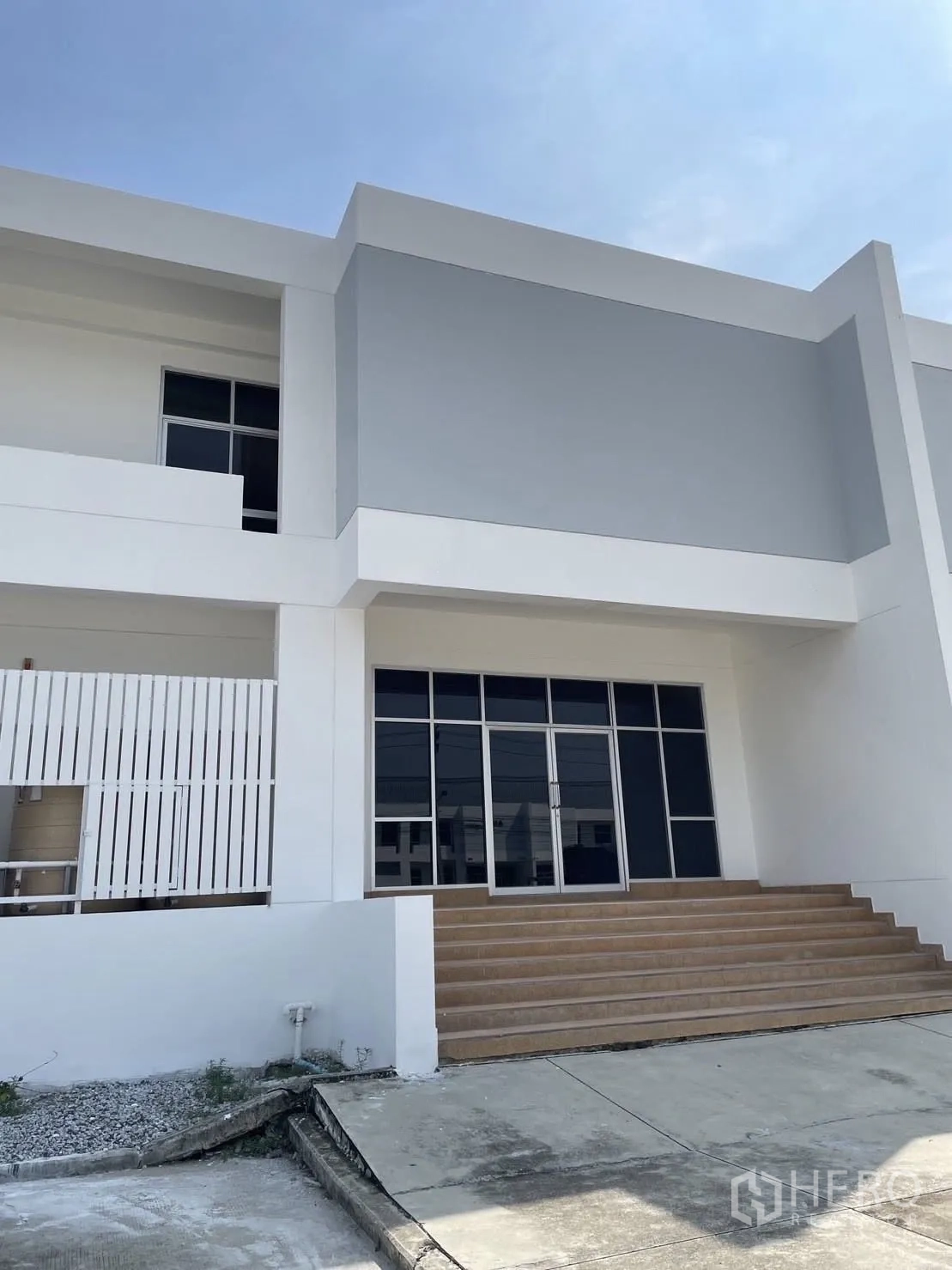 仓库 for rent in Bang Phli, Samut Prakan - 仓库正面立面，玻璃入口与台阶通道