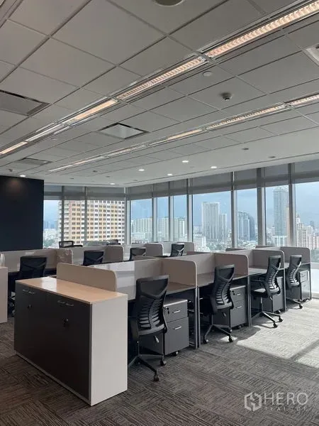 สำนักงาน ให้เช่าในDusit, Bangkok - แถวโต๊ะทำงานรับแสงธรรมชาติ ข้างกระจกบานใหญ่ พื้นหลังเป็นสกายไลน์